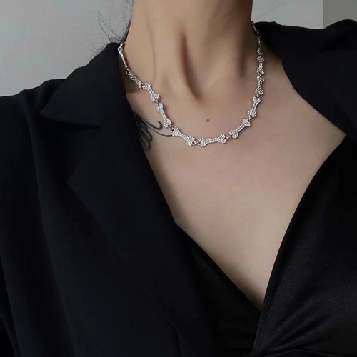 Korean Fashion Simple Diamond Bone Pendant Necklace Metal Texture Elegant Clavicle Chain Personalized Versatile Necklace