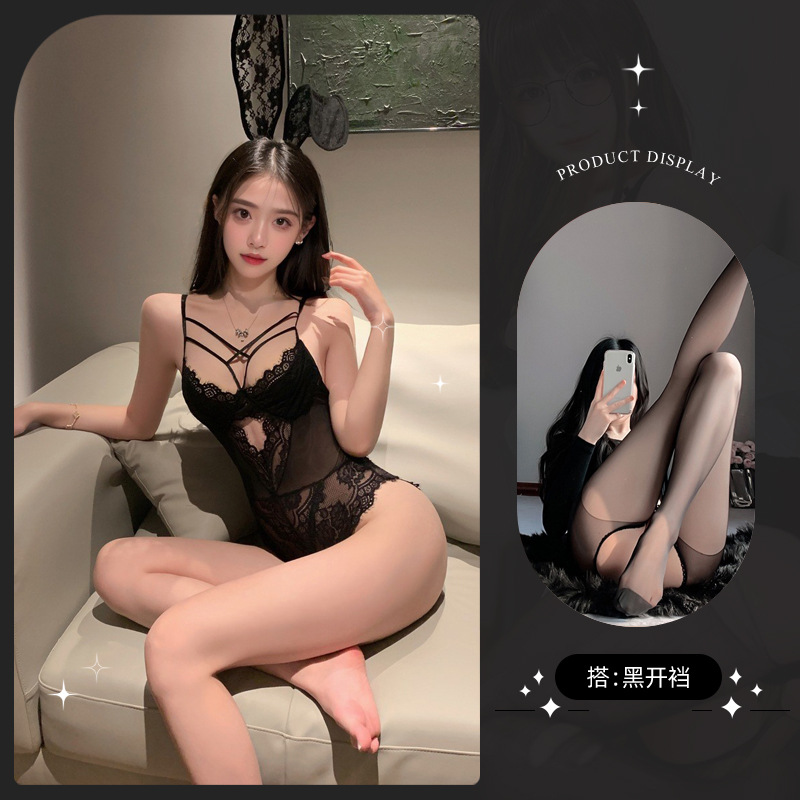 검은색 점프수트 + 검은색 가랑이 없는 양말