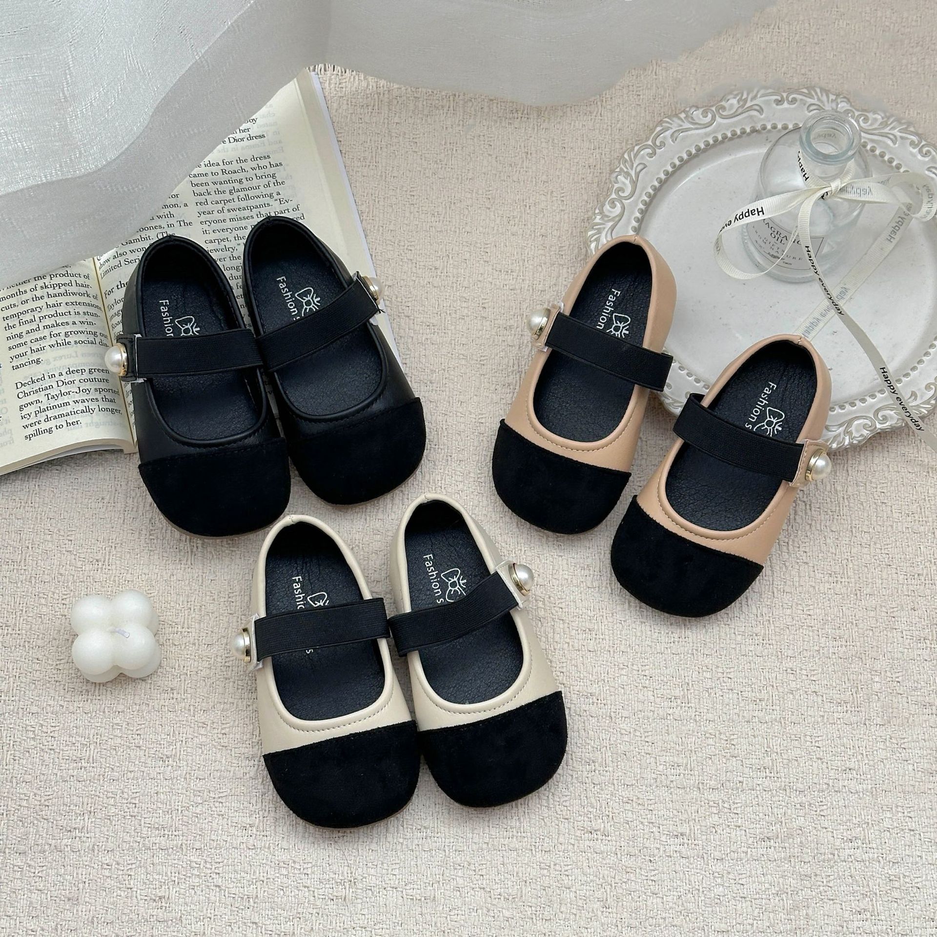 Zapatos de niñas 2026 primavera y otoño nuevos zapatos de cuero para niños pequeños zapatos de niñas pequeñas fragancias con suela suave zapatos de bebés solos zapatos de frijoles