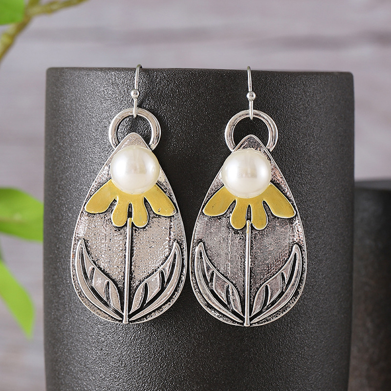 three dimensional retro geometric earrings drop-shaped from pearl