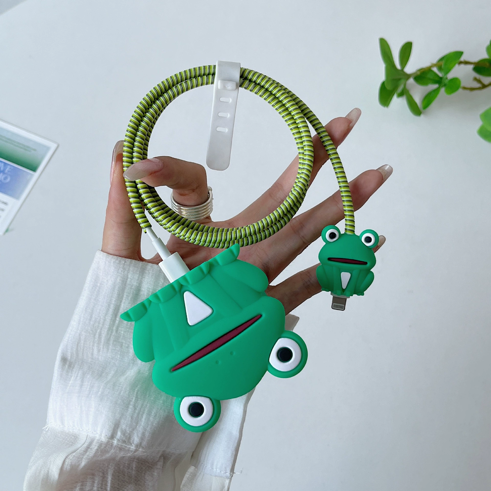 Электрический защитный чехол Green Frog подходит для трехконтактного защитного чехла зарядной головки Apple британского стандарта мощностью 25 Вт для предотвращения повреждения.