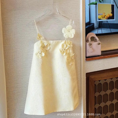 黄色の優しい風の立体の花のガーターのワンピースの婦人服の早い秋の小さい人の雰囲気感の甘い年齢のスカートを減らします。