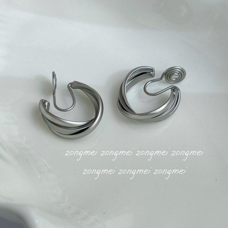 A pair of cement gray mosquito coil ear clips