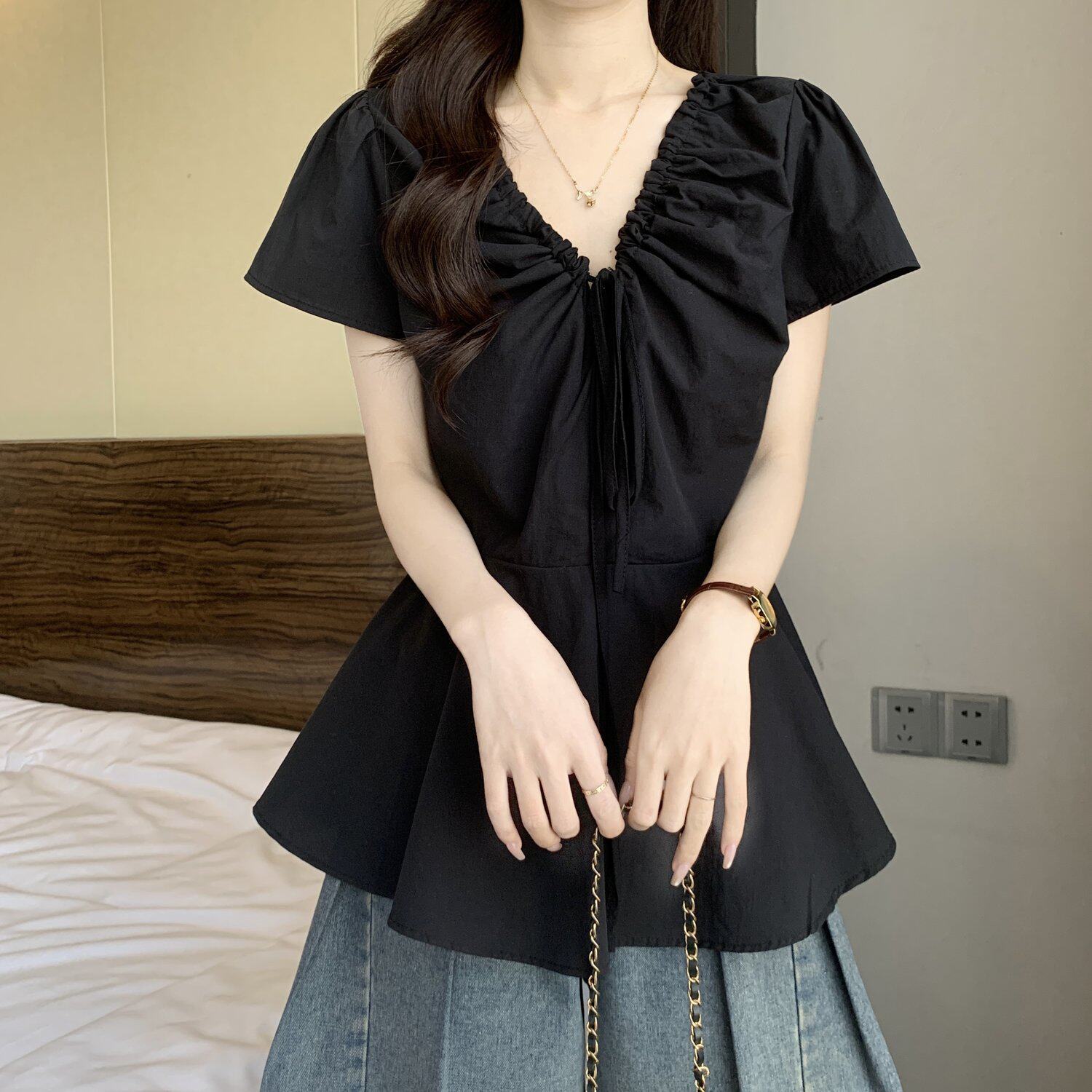 Áo thun nữ cổ V tay ngắn thiết kế dây rút eo — màu đen chi tiết 9