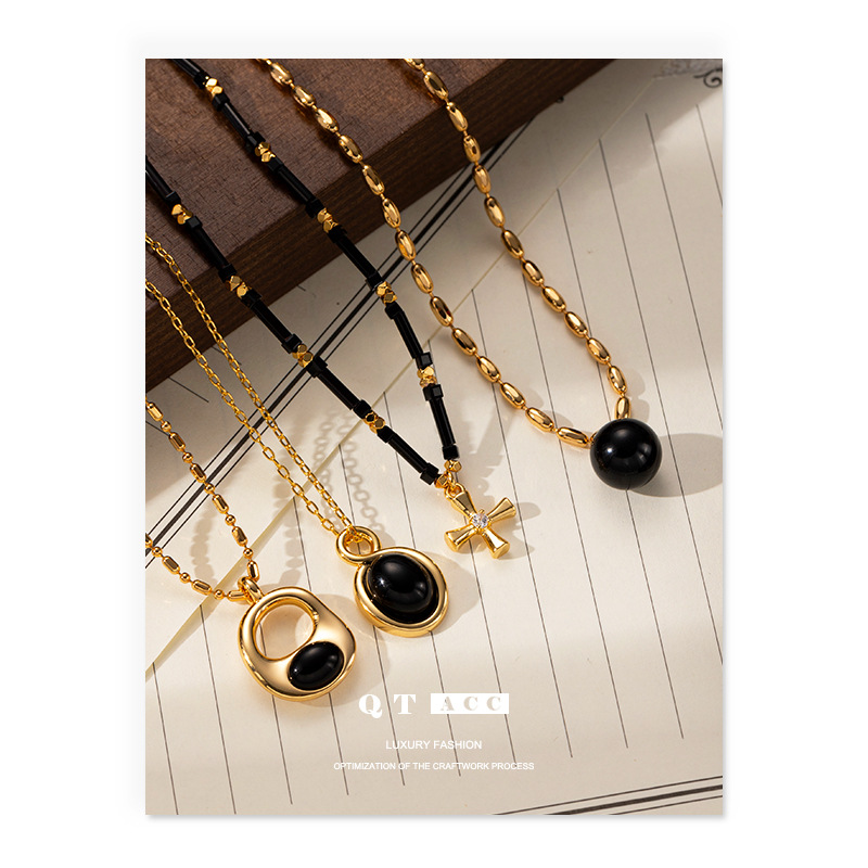 Europa y América de moda exquisita colgante de ágata negro cadena de clavícula simple collar de cruz versátil nuevo collar de suéter otoño invierno