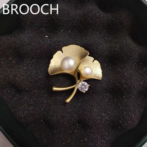 Exquisite ginkgo leaf brooch, pearl, high-end corsage, high-end niche pin, anti-exposure, small fragrance clothing wholesale
