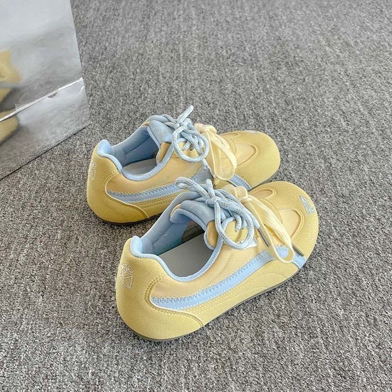 Zapatos de entrenamiento para mujeres primavera y verano de 2025, nuevos zapatos de skate transpirables con suela delgada coreana, zapatos blancos casuales lindos para mujeres