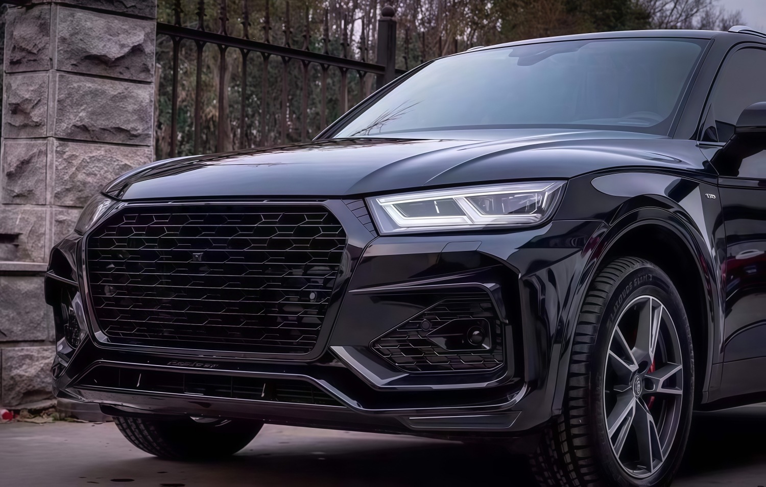 2018-2020 Audi Q5L modified RSQ5 front bumper assembly, including the front bumper, front grille, and front fascia