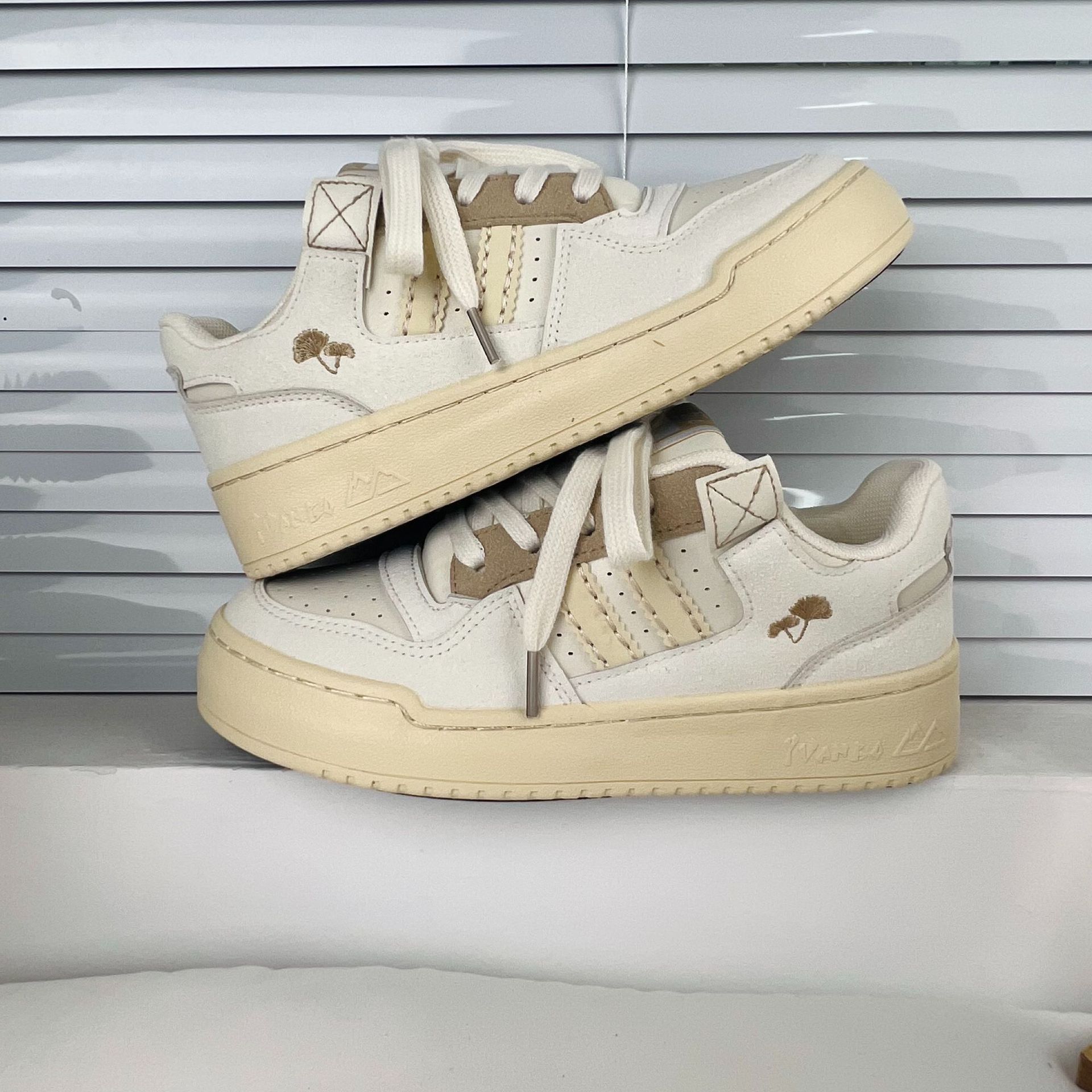 Otoño 2023 nuevos zapatos blancos versátiles del estilo coreano para las mujeres de los estudiantes