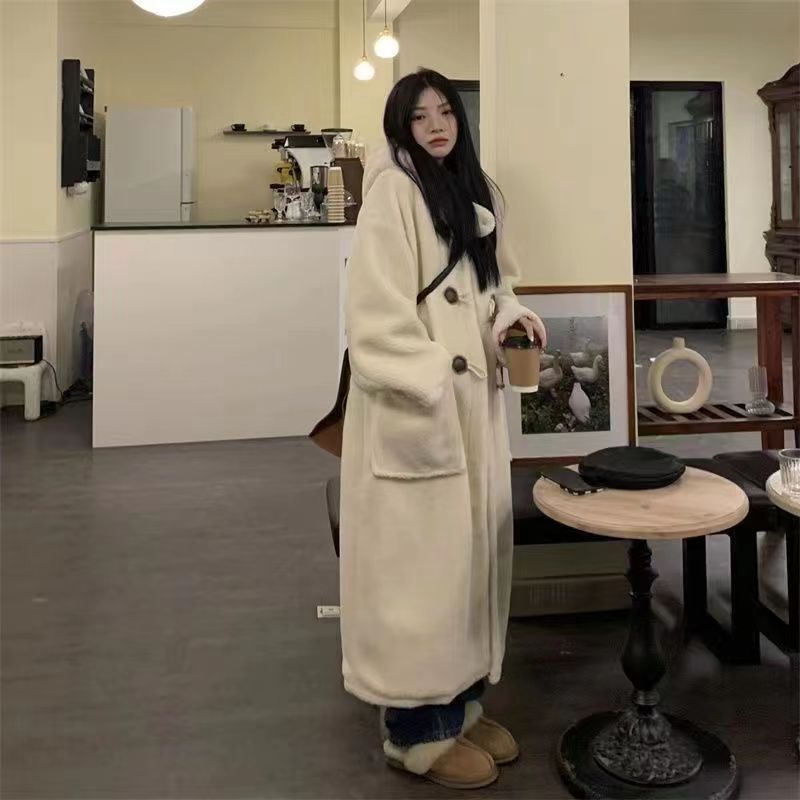 牛の角は羊の小毛の長いタイプのコートの女性の2023秋冬の羊の小毛の学院の風を掛けて保温して見せます。|undefined