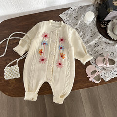 赤ちゃんのワンピースの春秋タイプの女の子の秋の服の超萌えニットのセーターは甘いお姫様の外で春の服を着ます。