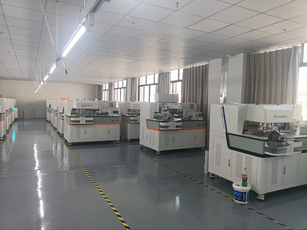 KEDEE máquina de apertura láser automática máquina de apertura de bolsa máquina de fijación de borde de alta eficiencia máquina de coser máquina de bloqueo de borde