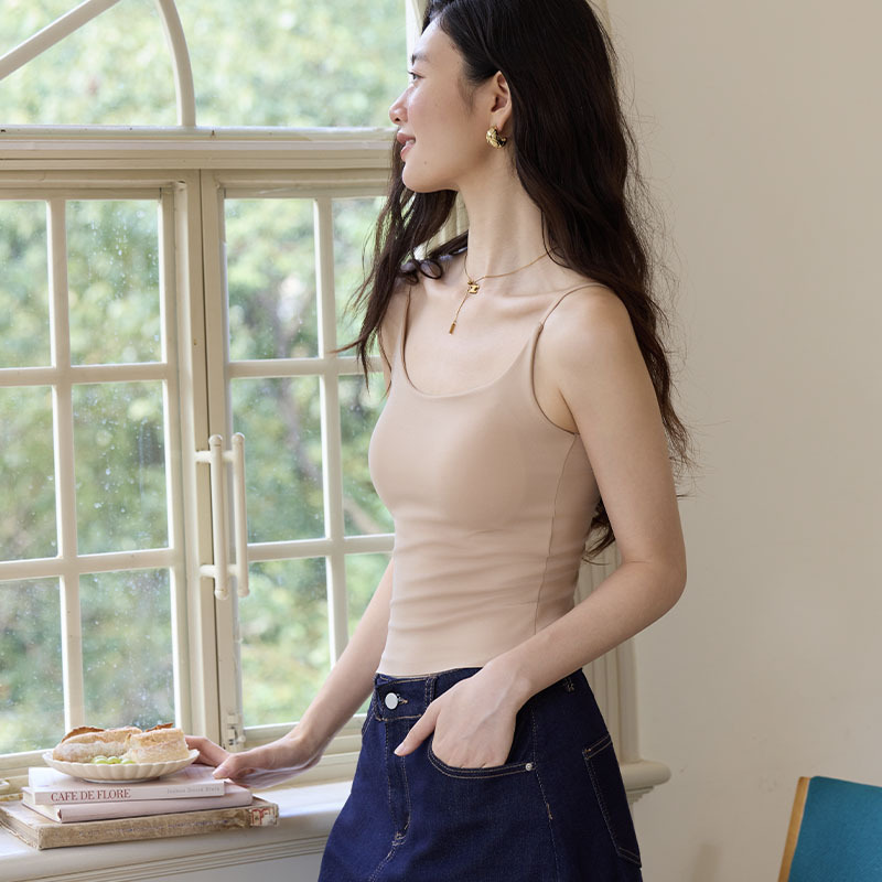 Early autumn light and warm brushed fabric seamless one-piece camisole with fixed cup pads, invisible base layer tank top