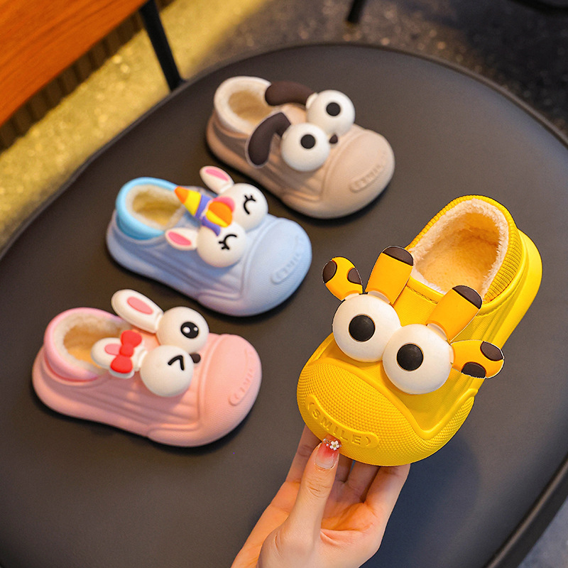 2025 nuevos zapatos de tacones de algodón para niños de invierno para niños y niñas con cubierta de algodón impermeable de lana para niños pequeños y medianos zapatillas de algodón para niños