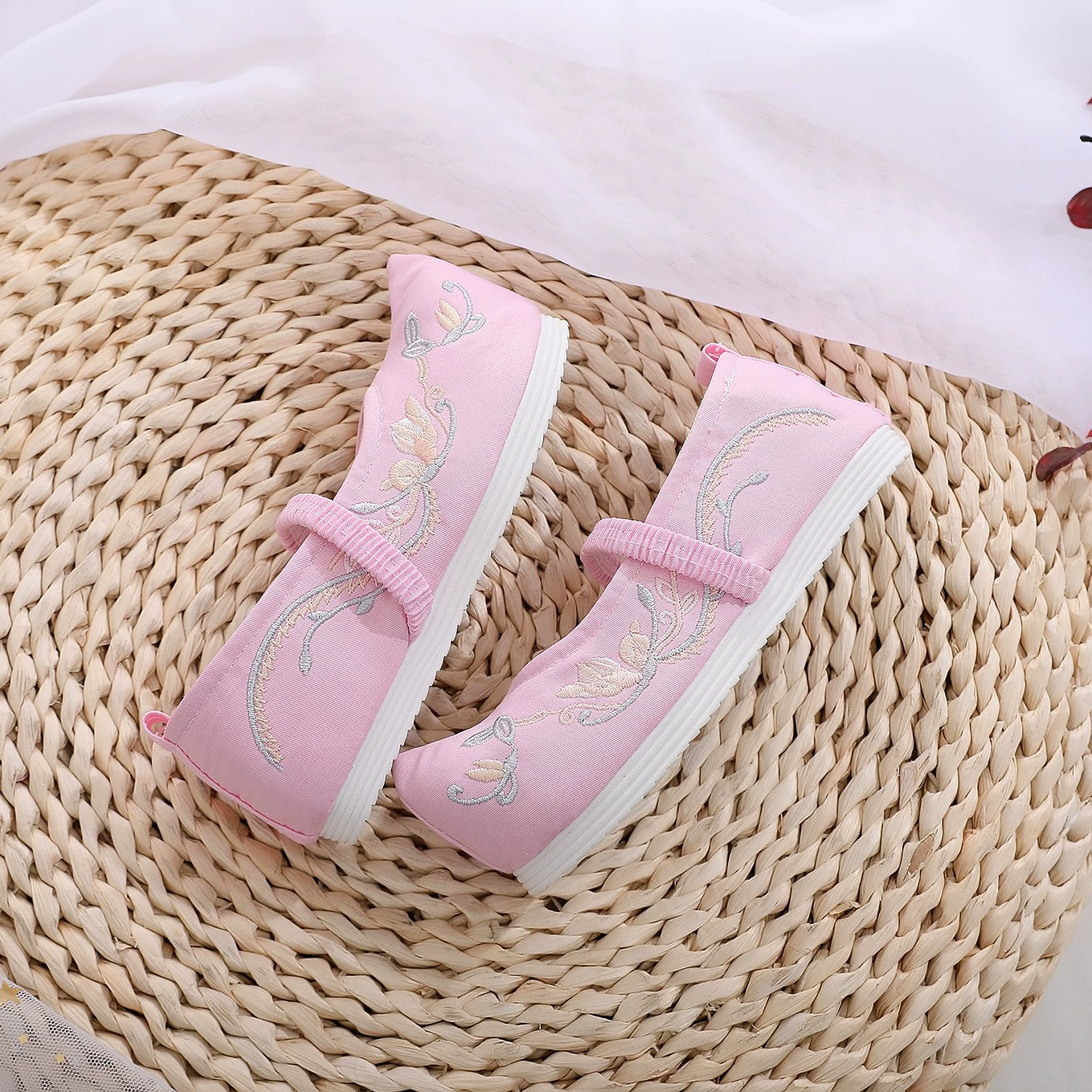 H детские элегантные вышитые кожаные туфли Cloth Shoes Национальный стиль Теленовая подошва усиленная квадратная танцевальная женская одиночная обувь