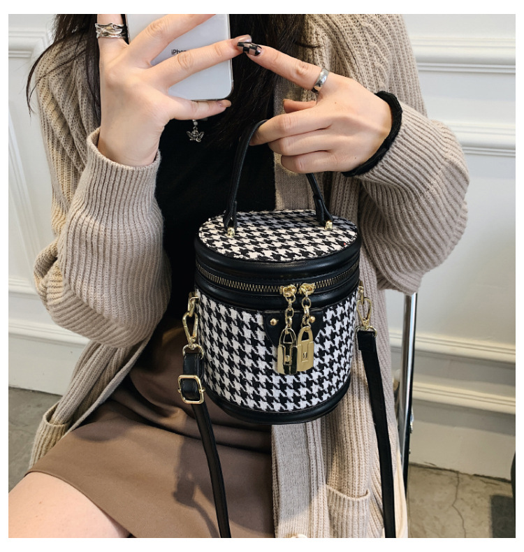 2021 New Trendy Autumn Fashion Single-shoulder Handbags Messenger Lattice Bucket Bag display picture 1