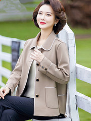 お母さんの春の服のコートの短いタイプの風衣の中年の女性のファッションのジャケットの中で老年の婦人服の春と秋の洋風の上着