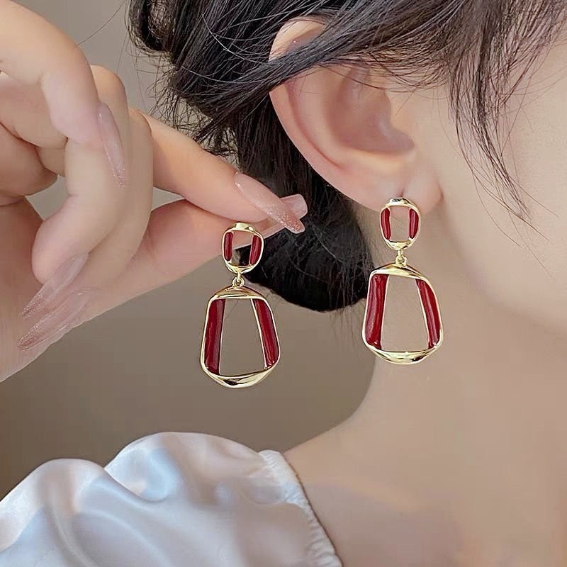 Retro fashionable design earrings