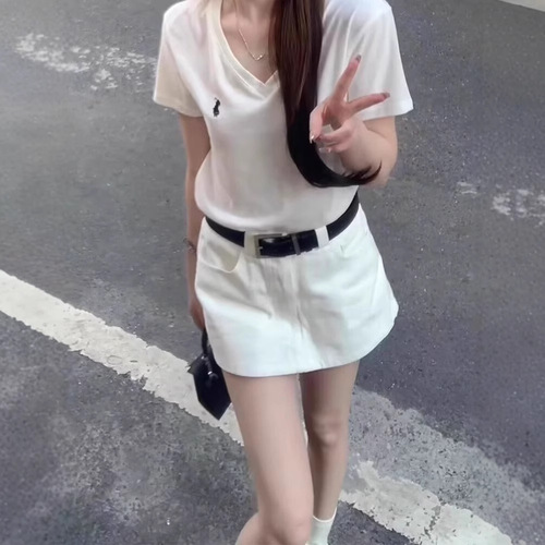 White American-style high-waisted, body-hugging denim mini skirt for women—perfect for petite figures, ideal for bold yet sweet, slimming, and figure-flattering summer skort.