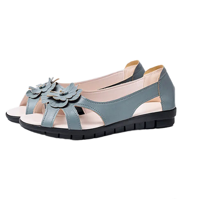 Sandalias de fondo plano para mujeres, zapatos de verano para madres, estilo coreano, versátil y cómodo, sandalias antideslizantes de estilo nacional para mujeres.