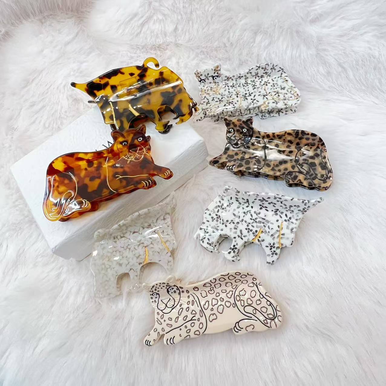 New Acetic Hair Clip, Three-Color Leopard Pattern, Medium Size, Rear Brain Shark Clip, Cartoon Hair Accessory, Leopard Print Claw Clip, Wholesale