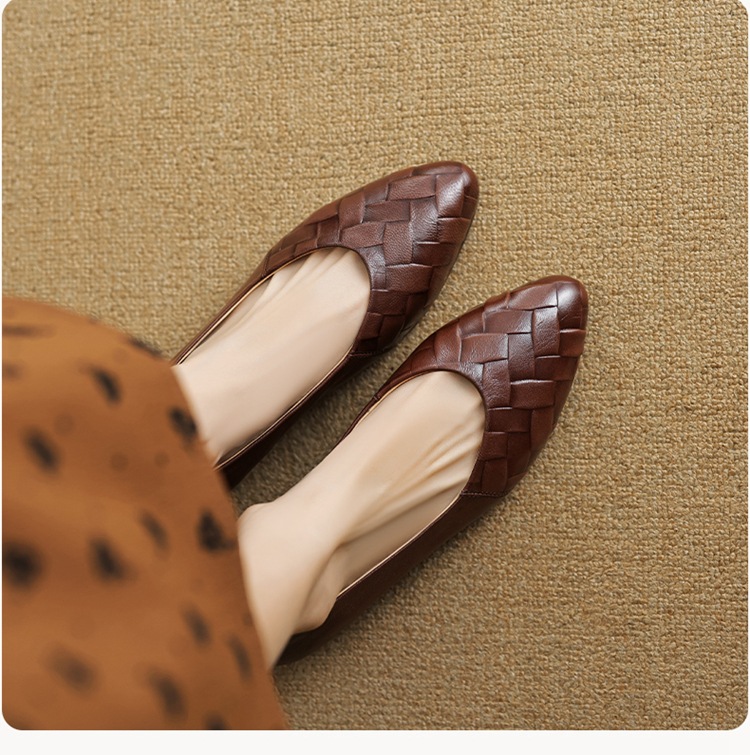 Giày lười nữ mũi tròn miệng nông gót thấp da cừu dập nổi cổ điển — Màu nâu chi tiết 11