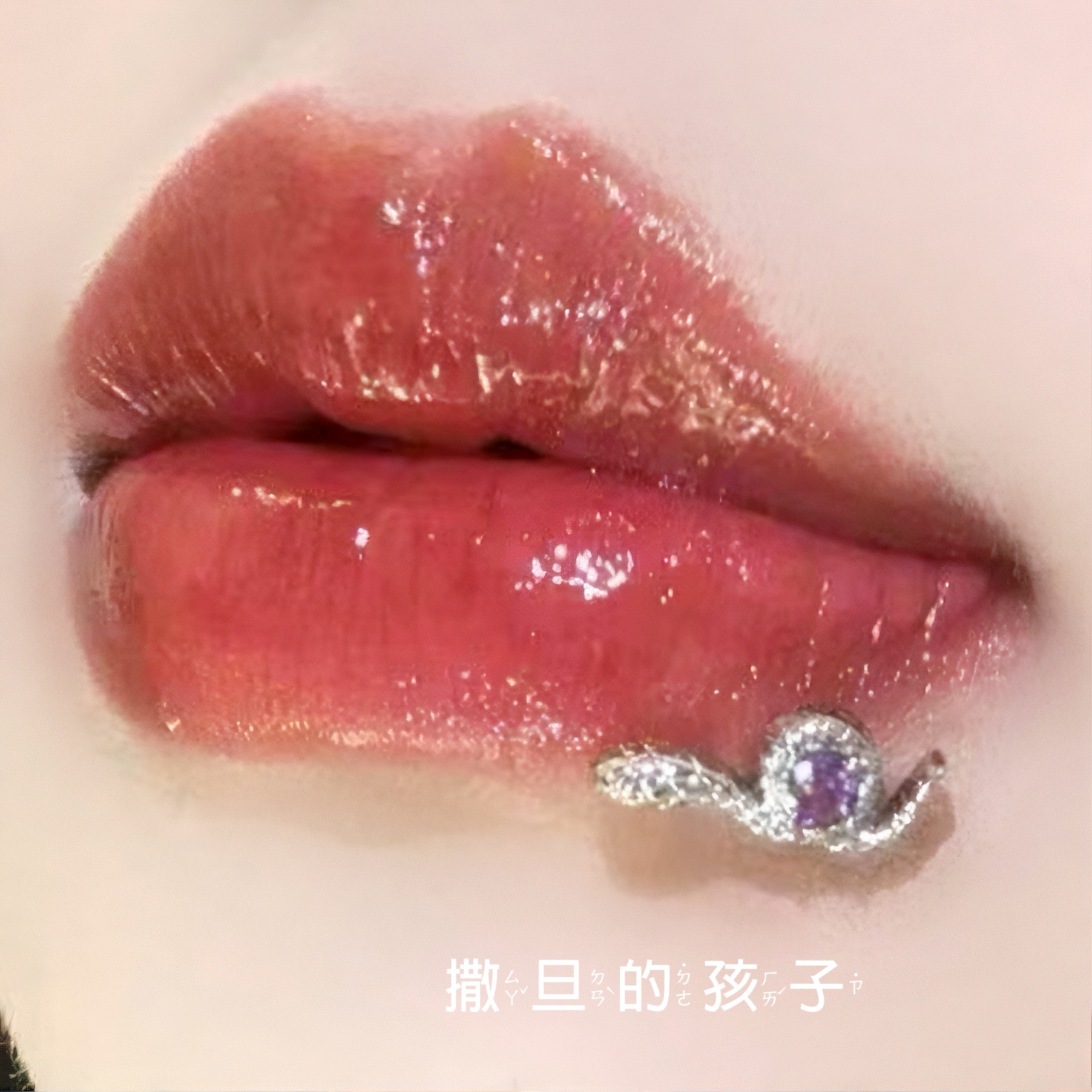 Silver pointed spike labret stud material detail
