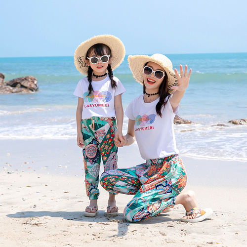 Beach parent-child clothing, summer clothing, seaside vacation, western-style family of three and four, nine-point pants, fashionable printed casual suits