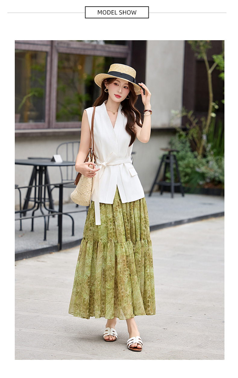 Bộ váy hai mảnh gồm áo vest không tay cổ V và chân váy midi họa tiết hoa, phong cách kỳ nghỉ — màu trắng, màu kaki, màu cà phê chi tiết 9