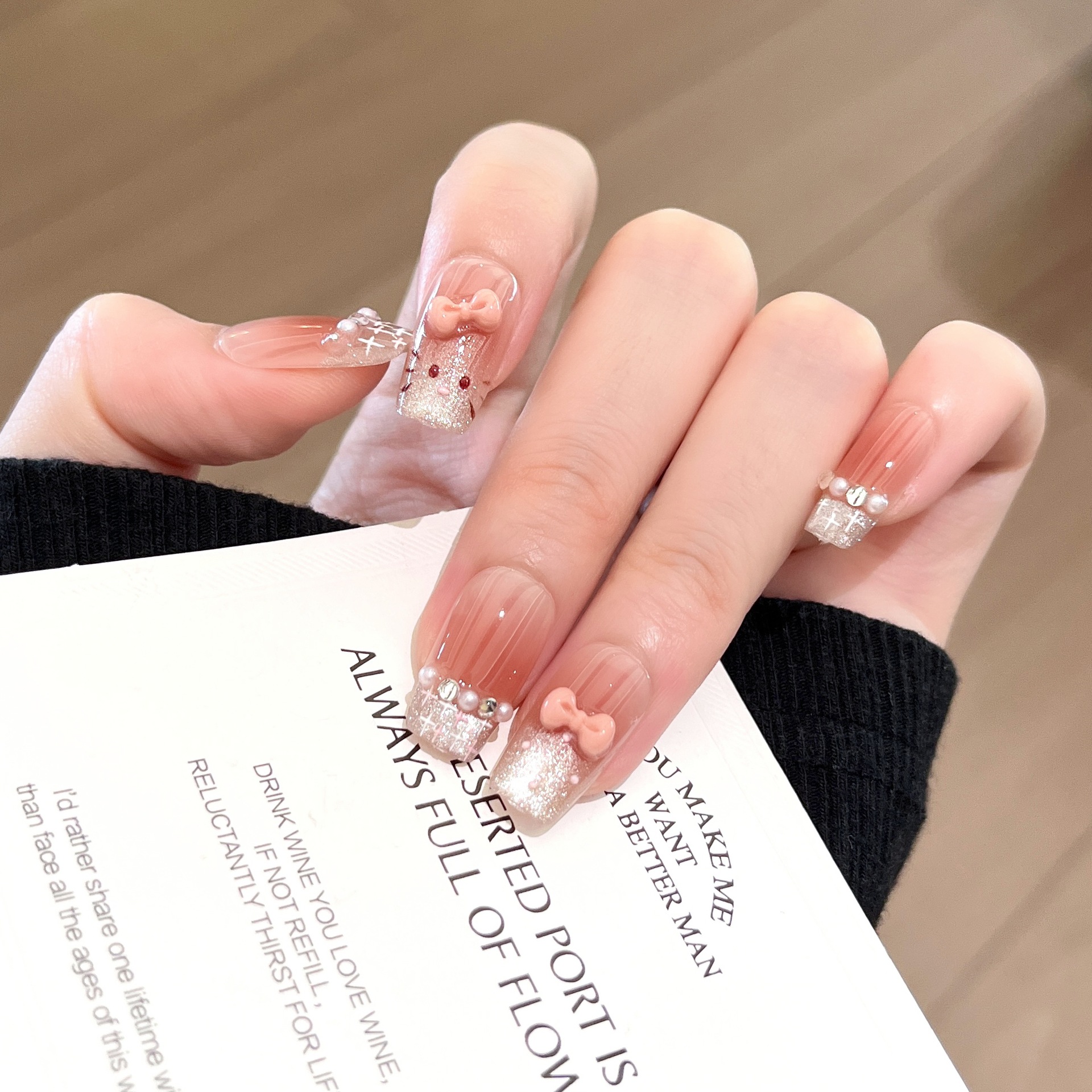 Lindo KT con uñas para estudiantes uñas de longitud media lindo gato de dibujos animados francés con uñas blancas parche al por mayor