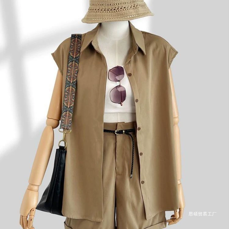 Летний костюм из двух предметов для женщин: рубашка в стиле французского ретро-кэжуал и шорты для работы, подчеркивающие изящество фигуры.