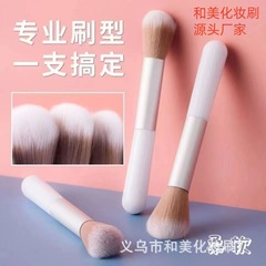 一本の小さい奥丁の頬紅はハイライトのブラシを塗って化粧品を散らします。