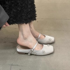 2025年の新型フランス式の美しい半托のメアリー珍の靴の女性のドリルの花の包頭の半スリッパの女性の夏の外は着ます。