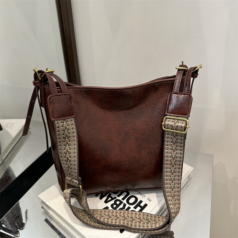 Bolso para mujeres 2024 nueva primavera y verano bolso de cubo de gran capacidad retro moda extranjera gripe bolsa de hombro de moda