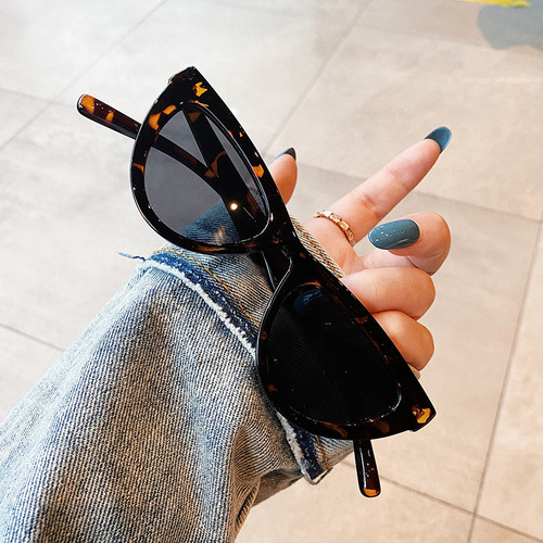 New cross-border cat glasses women's fashion trendsetter cool triangle sunglasses personality street photography sun glasses photo 