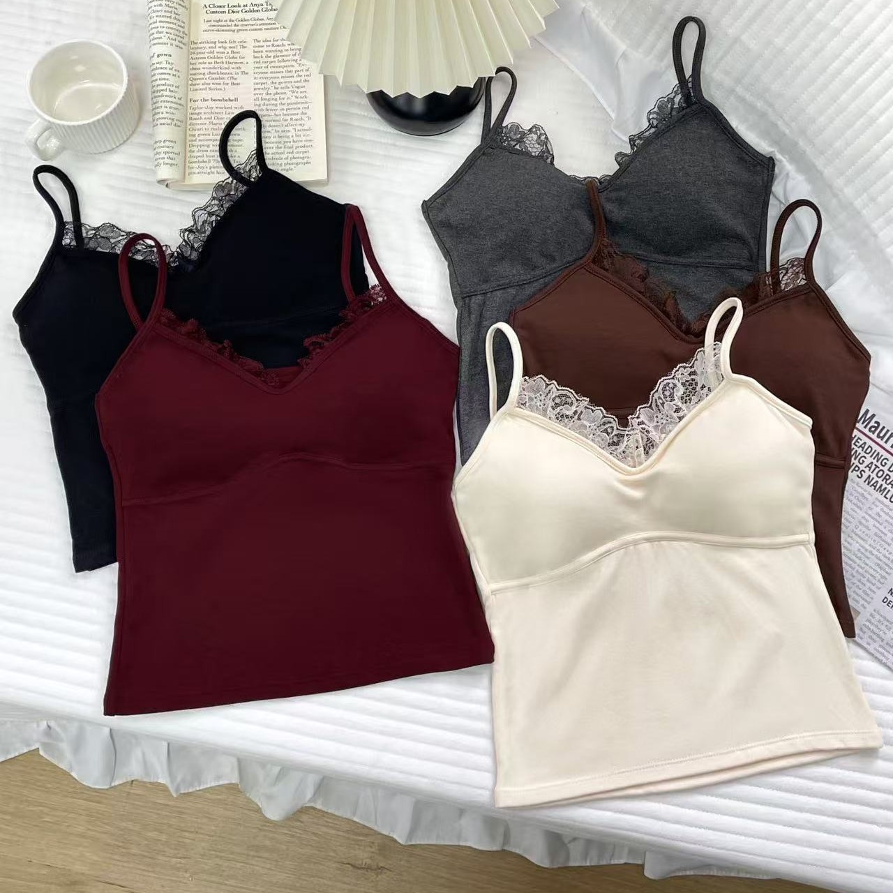 Modieuze geribbelde katoenen camisole met fleecevoering, kanten afwerking en ingebouwde bh, een afslankend basisstuk om in laagjes te dragen._voghion.com