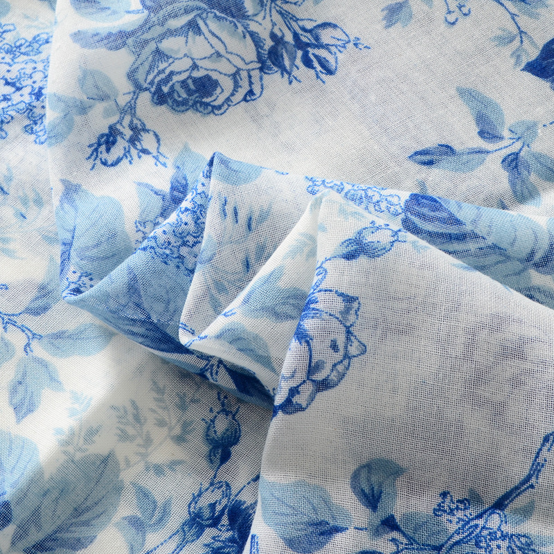 Primavera y verano nuevo estilo chino elegante artístico flor azul imprimir viajes protector solar chal de algodón y lino sensación bufanda para las mujeres