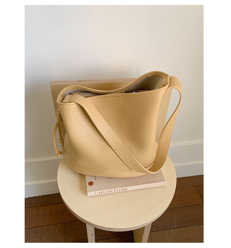 Fashionable and simple commuter small bag for women 2025 new summer versatile single-shoulder underarm bag, popular crossbody bucket bag undefined