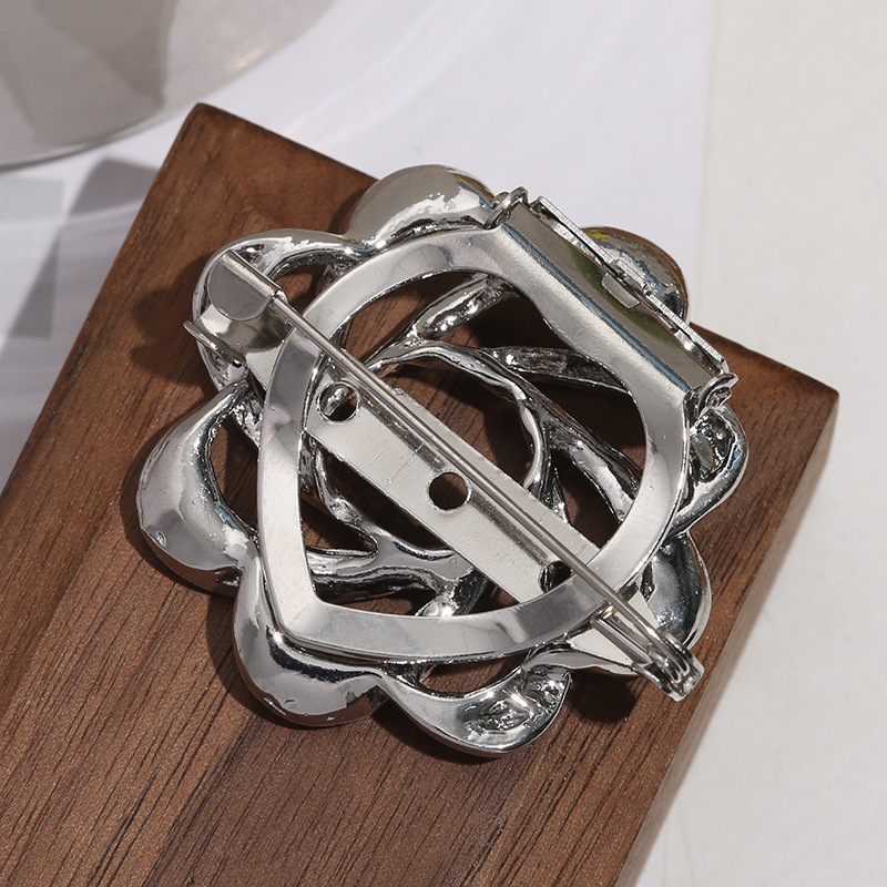 Universal brooch