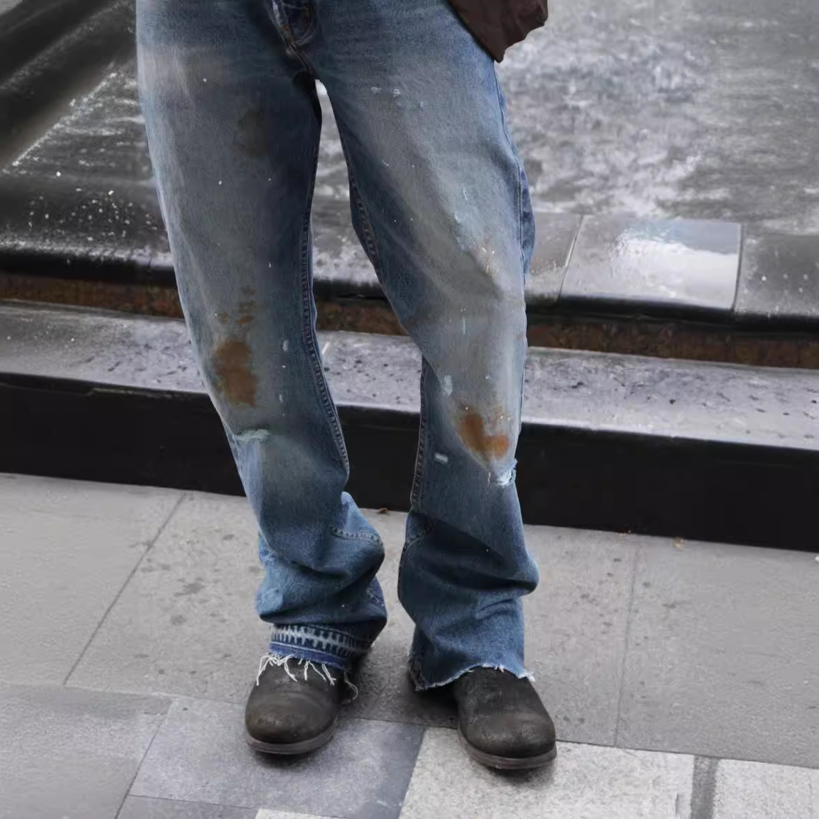 Herrenbekleidung High Street gewaschene, lockere, weit geschnittene ERD-Jeans im gleichen Stil mit ausgestelltem Bein_voghion.com