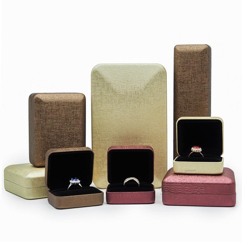 pu皮珠宝首饰大吊坠包装盒高级复古项链手链盒子全套手镯铁盒批发