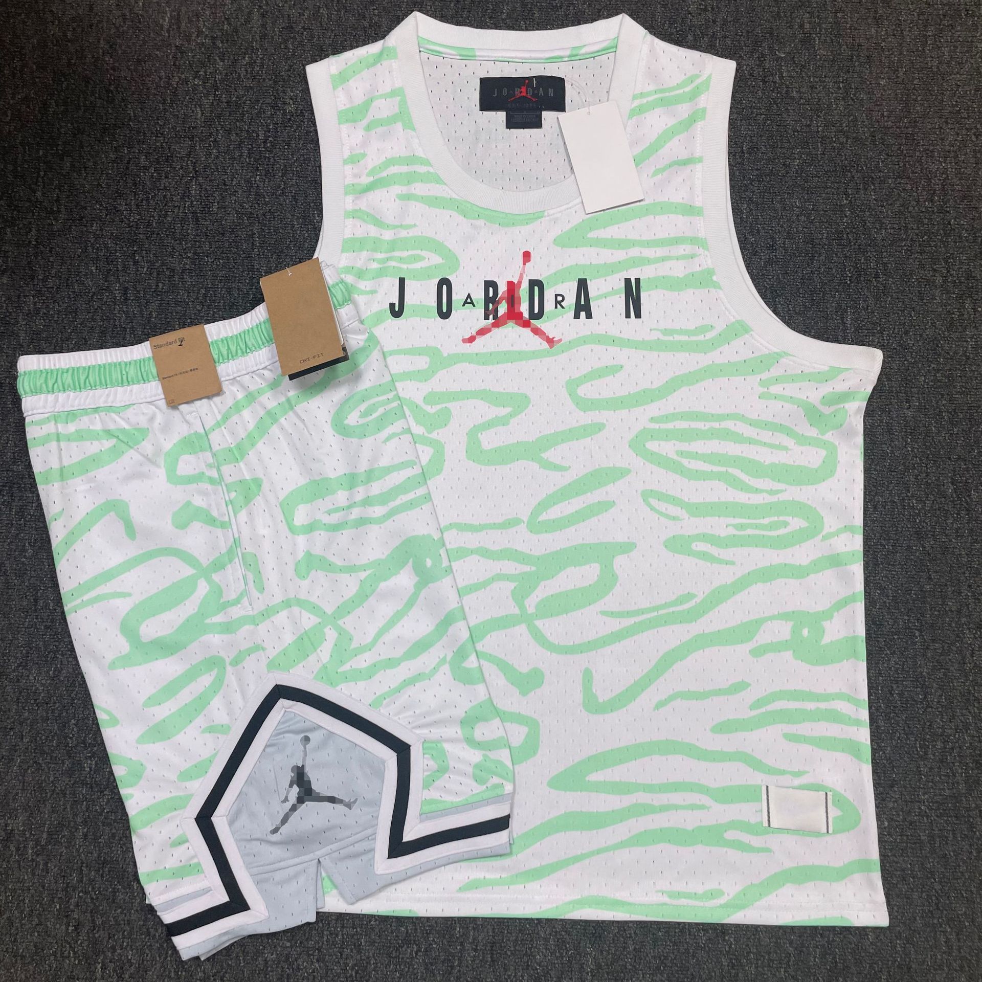 Nuevo conjunto de ropa deportiva de hombre volador en verano, entrenamiento de carrera para hombres, chalecos cortos transpirables de secado rápido, dos juegos al por mayor