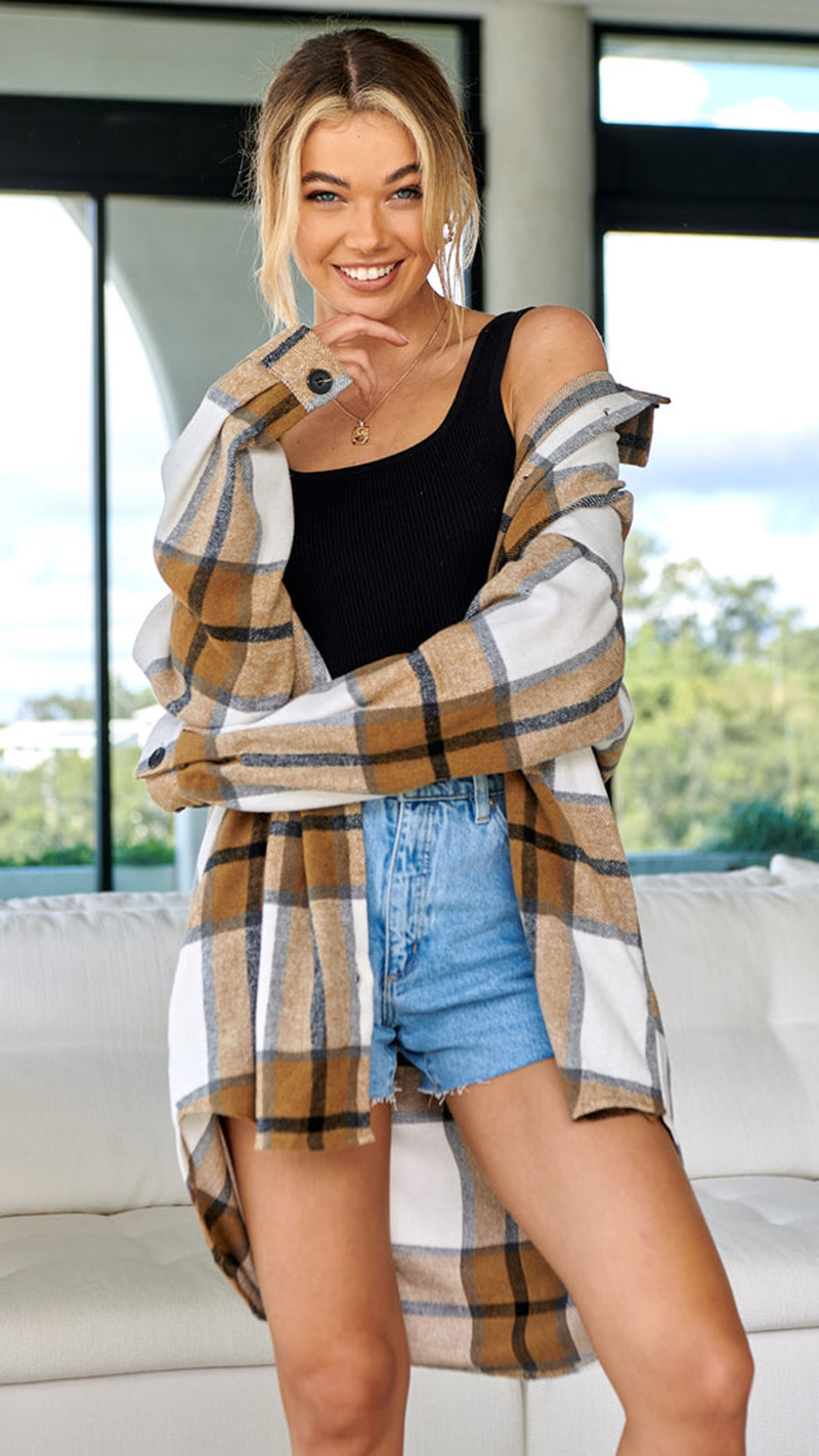 Cappotto da donna in lana a quadri dal design irregolare_voghion.com