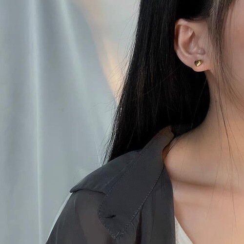 Titanium steel 18K gold simple fashion love earrings women's niche high-end ear piercing peach heart small earrings jewelry