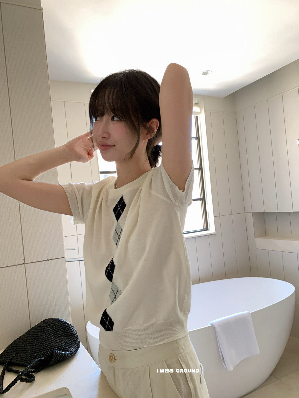 Áo thun nữ cổ tròn tay ngắn họa tiết caro nổi — trắng ngà chi tiết 9