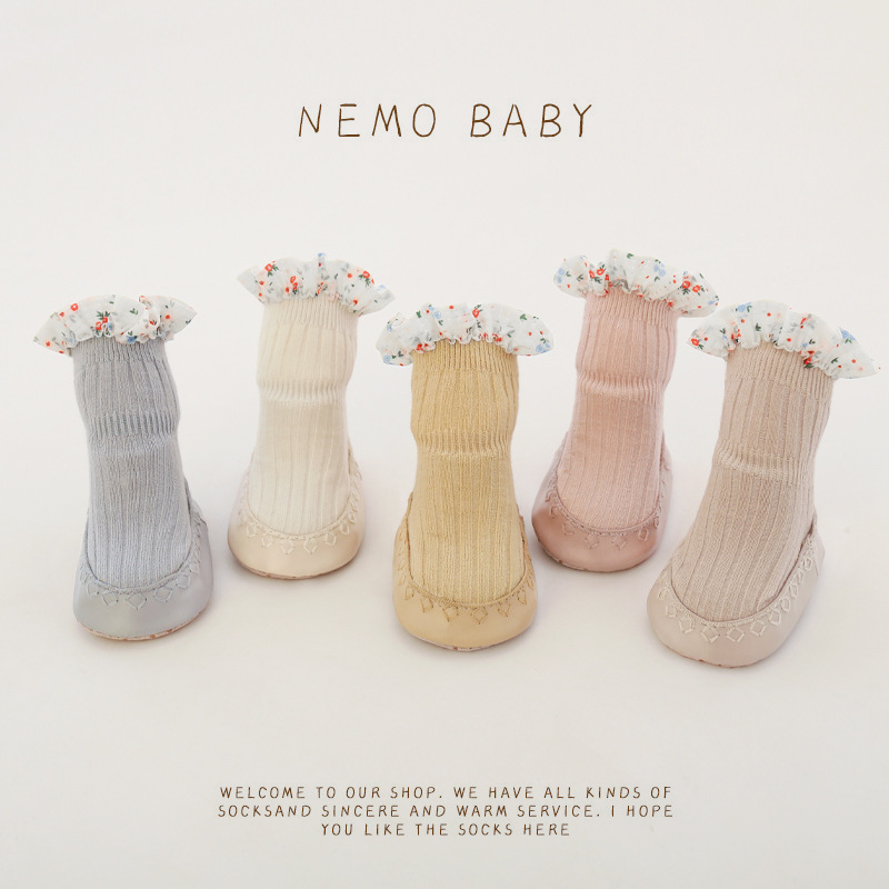 Zapatos y calcetines de piso para niños pequeños para bebés 2023 primavera nueva suela de goma antideslizante interior a prueba de frío bebé niña princesa calcetines de piso