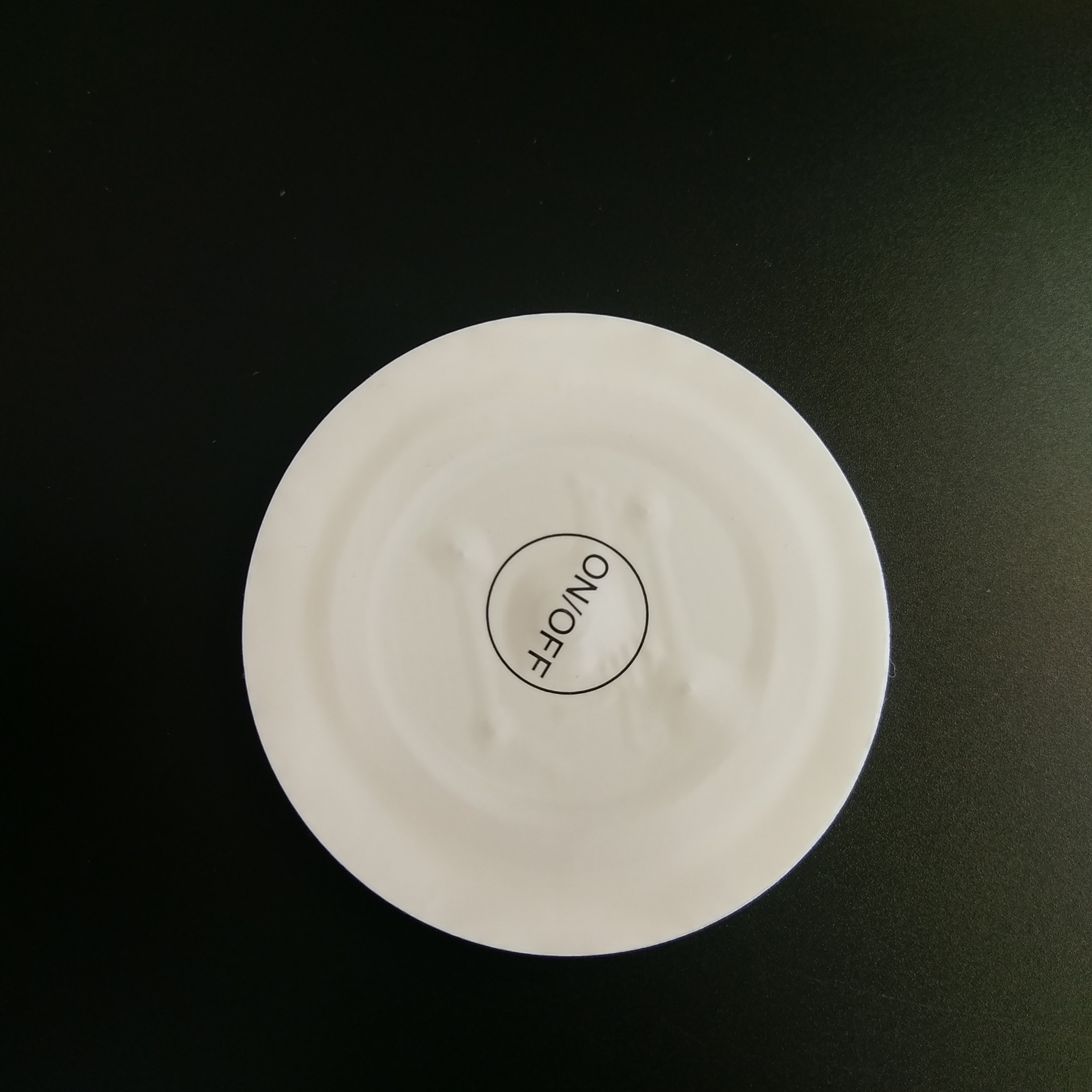 El fabricante produce pegatinas luminosas para vasos con 4 luces, pegatinas intermitentes para botellas de cócteles, posavasos LED impermeables, esponja de 6 cm, gran venta transfronteriza.