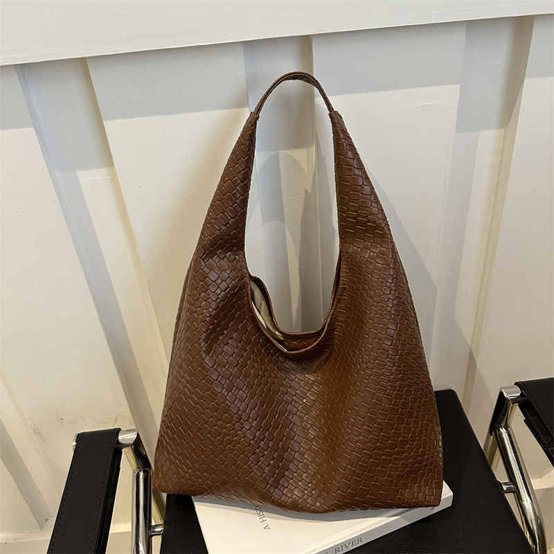 Invierno retro de este año popular para mujeres 2024 nuevo bolso de moda de mujer bolso de hombro de aire extranjero simple bolso de moda