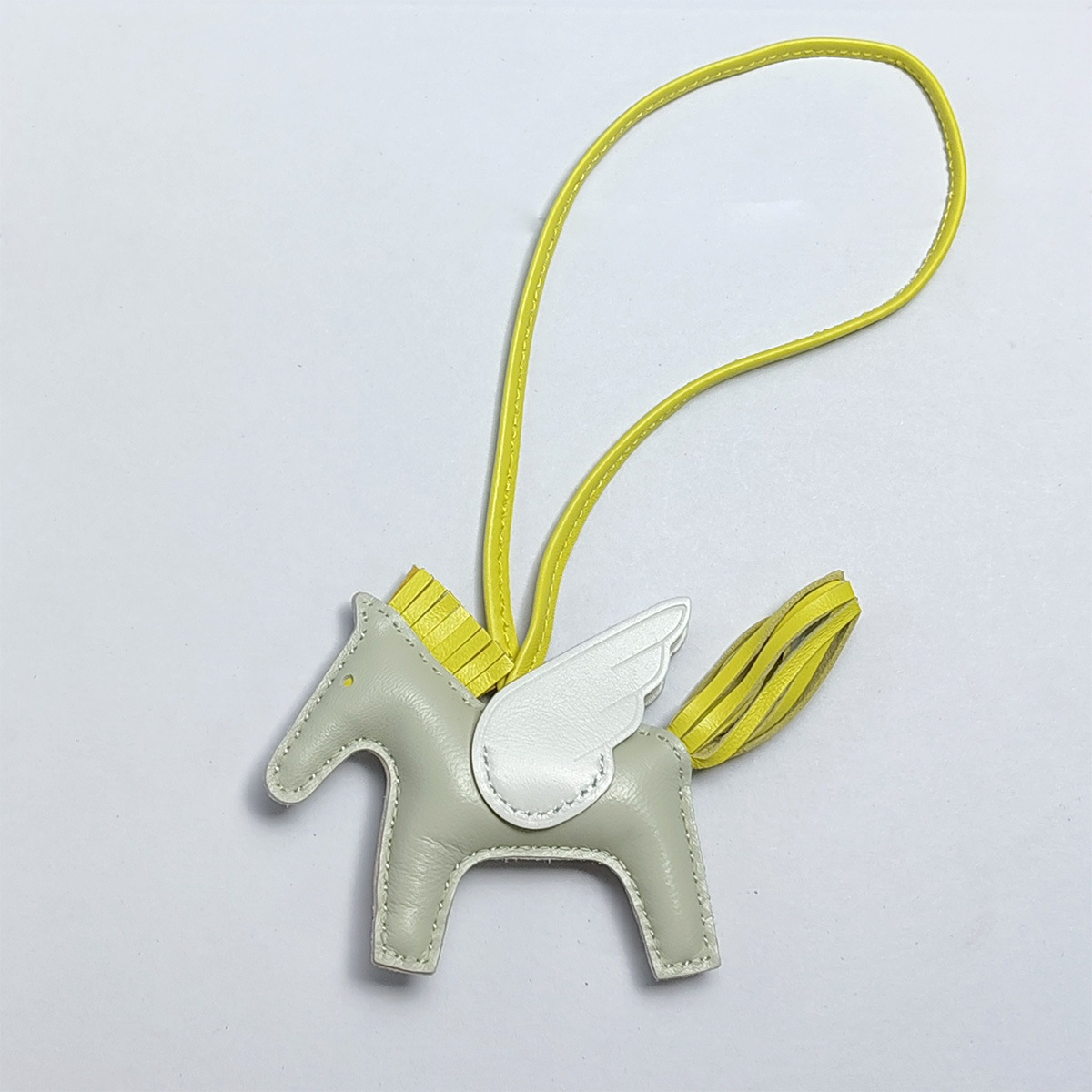 Cute Angel Little Pegasus Colgante Pit Edition H Home Colgante de bolso de caballo cosido a mano Colgante de cuero de oveja Llavero Colgante