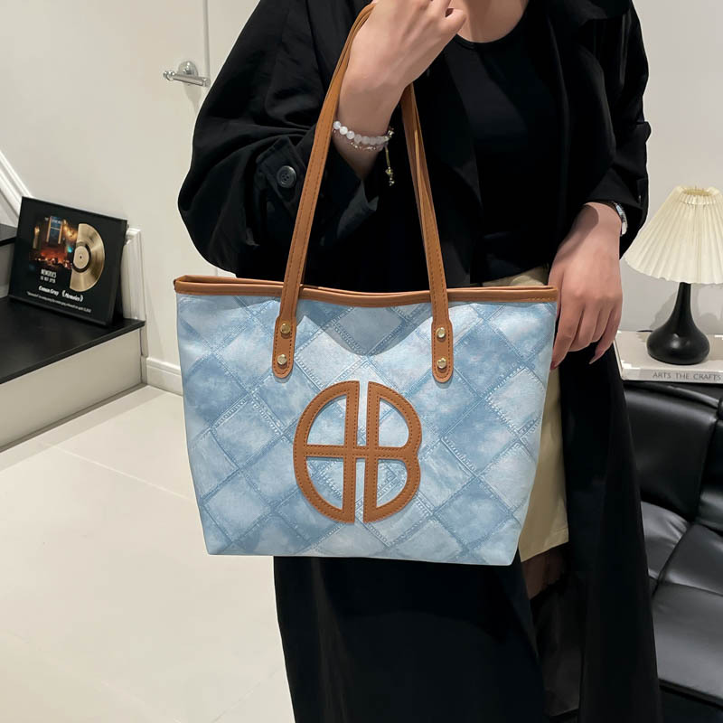 Colores contrastantes empalmados bolsos de gran capacidad para mujeres 2025 nuevo retro versátil viaje bolsos de hombro bolsos de moda debajo de la axila